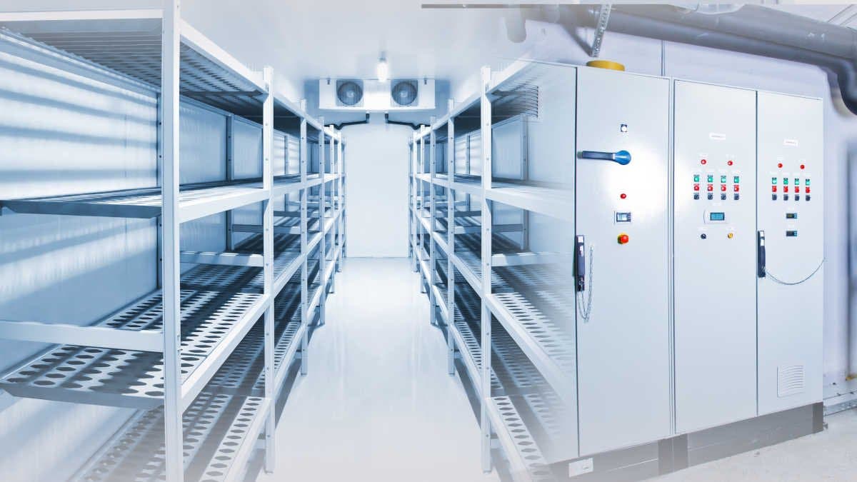 Interior de câmara frigorífica com produtos armazenados